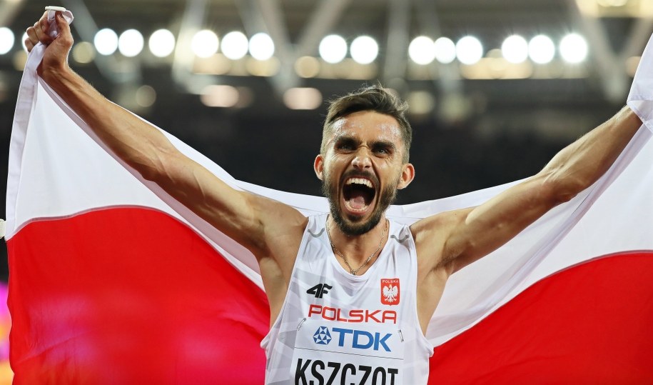Adam Kszczot świętuje wywalczenie srebrnego medalu MŚ w Londynie w biegu na 800 m /SRDJAN SUKI /PAP/EPA