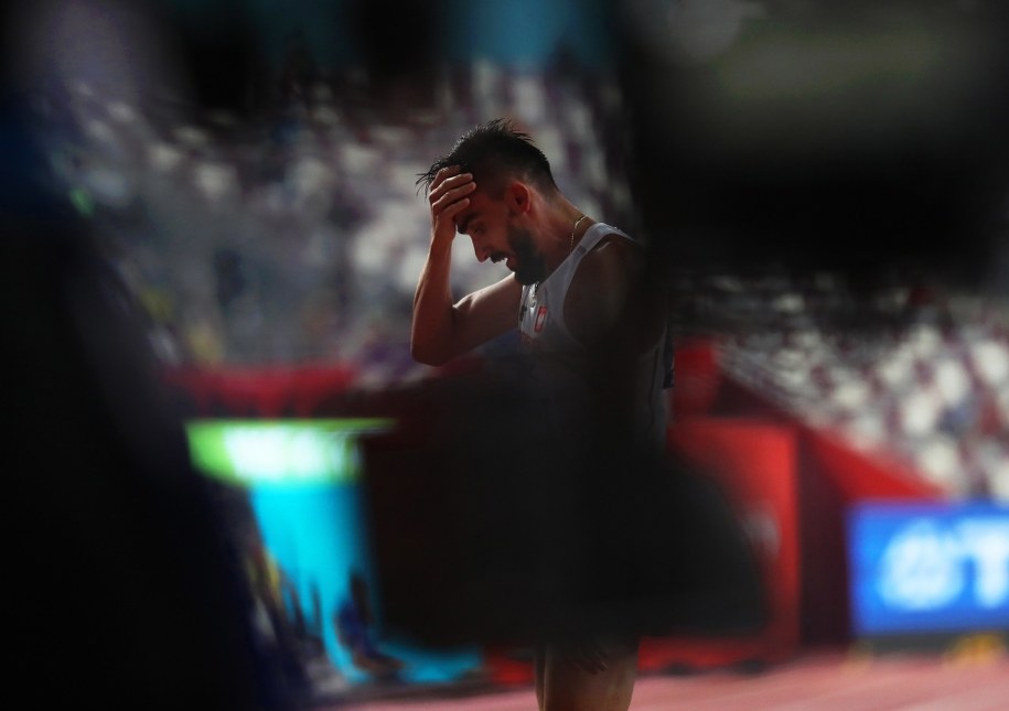 Adam Kszczot tuż po swoim biegu półfinałowym na dystansie 800 m na lekkoatletycznych MŚ w Dausze /SRDJAN SUKI /PAP/EPA
