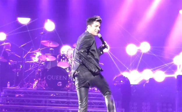 Adam Lambert prezentuje dziurę w spodniach /
