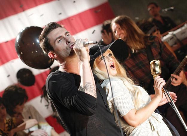 Adam Levine (Maroon 5) i Christina Aguilera na planie klipu "Moves Like Jagger" /Universal Music Polska