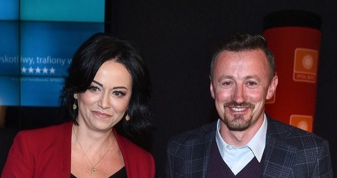 Adam Małysz z żoną na premierze filmu "(Nie)znajomi" /Andras Szilagyi /MWMedia