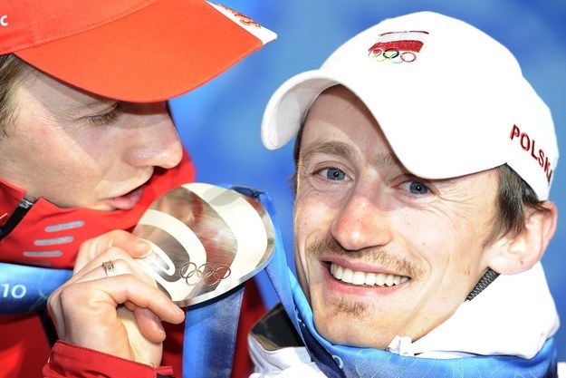 Adam Małysz ze srebrnym medalem igrzysk olimpijskich /MICHAEL KAPPELER/AFP /AFP