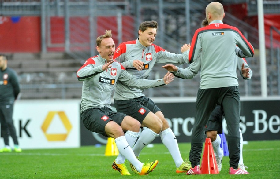 Adam Marciniak (po lewej), Michał Żyro (drugi od lewej) i Michał Pazdan (odwrócony tyłem) podczas treningu reprezentacji Polski w Hamburgu /Bartłomiej Zborowski /PAP