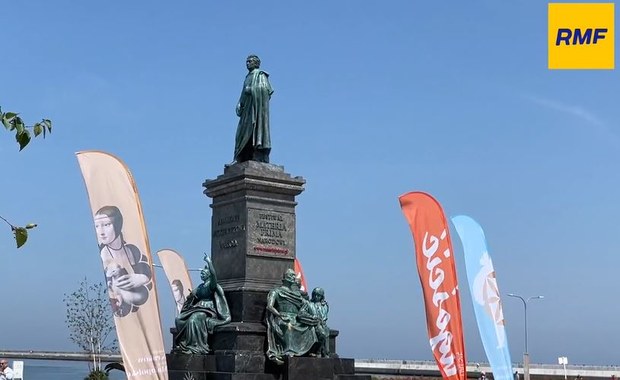 ​Adam Mickiewicz słucha szumu fal. W Gdyni stanęła replika pomnika   