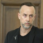 Adam "Nergal" Darski pozuje w samych skarpetkach