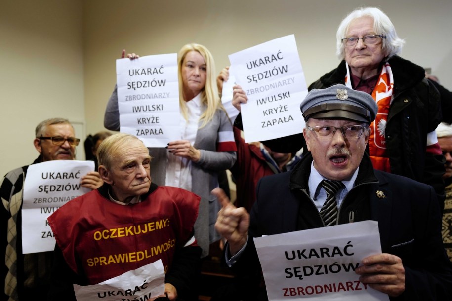 Adam Słomka i osoby związane z KPN-Niezłomni, protestują na sali Sądu Okręgowego w Katowicach / 	Andrzej Grygiel    /PAP