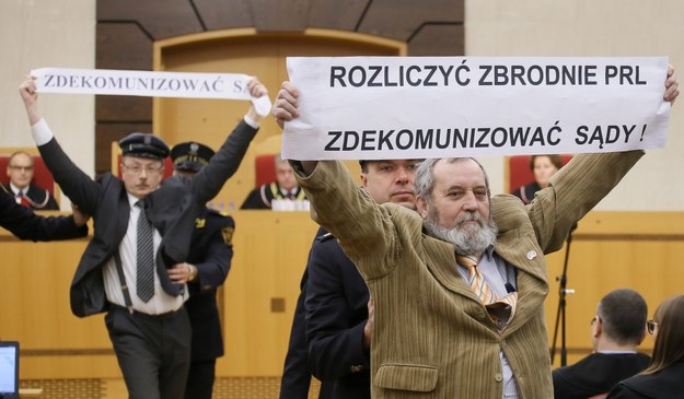 Adam Słomka (L) i Zygmunt Miernik (P) protestują podczas rozprawy w Trybunale Konstytucyjnym w Warszawie, /Paweł Supernak /PAP