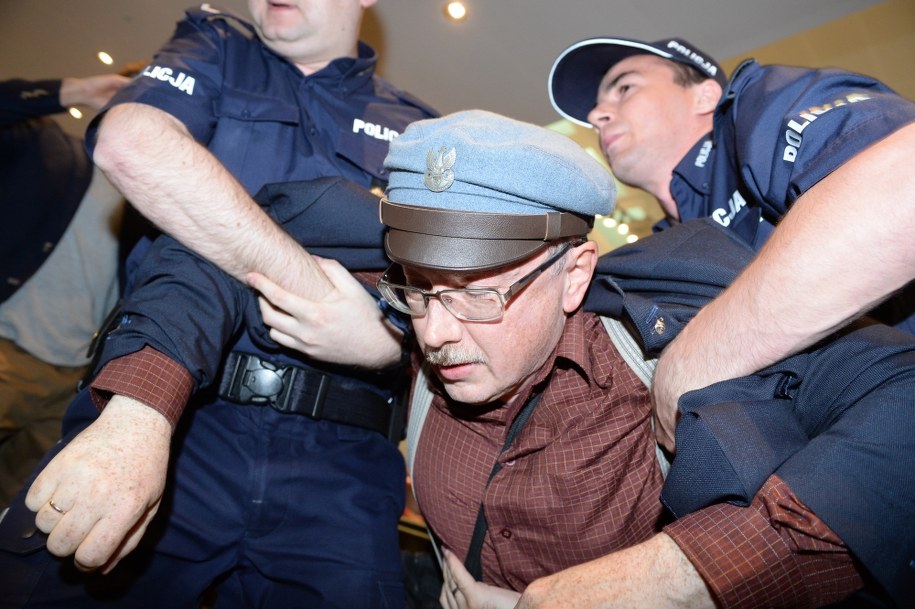Adam Słomka wyprowadzany przez policjantów z siedziby Sądu Najwyższego /Jacek Turczyk /PAP