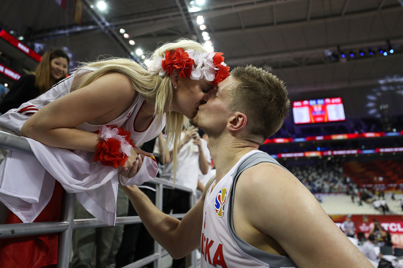 Adam Waczyński całuje swoją żonę /Yifan Ding /Getty Images
