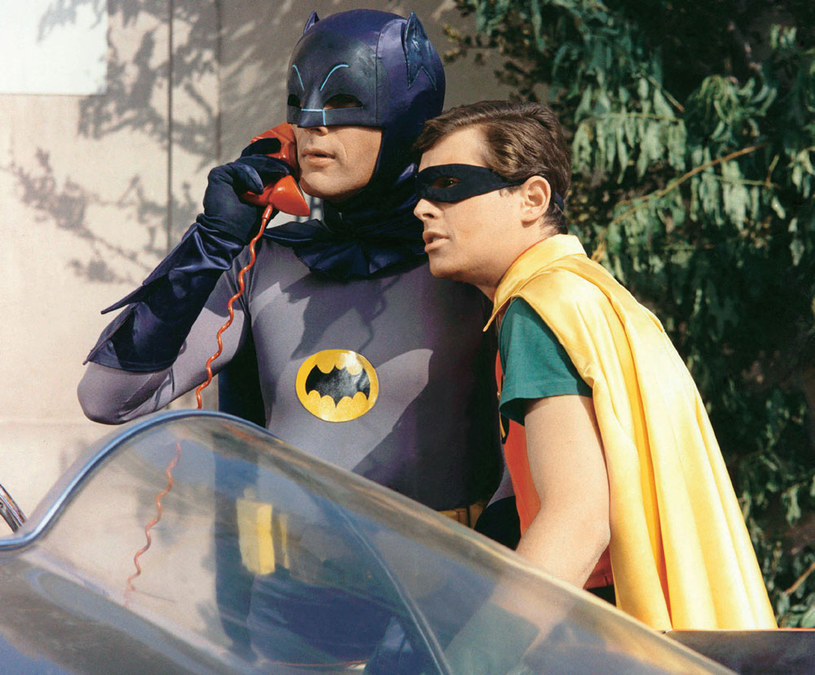 Adam West (Batman) i Burt Ward (Robin) tak pokochali swoje postaci, że mimo upływu prawie pięćdziesięciu lat, nadal chcą się w nie wcielać /Świat Seriali