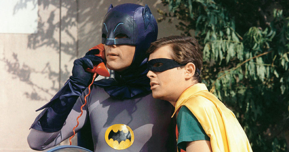 Adam West (Batman) i Burt Ward (Robin) tak pokochali swoje postaci, że mimo upływu prawie pięćdziesięciu lat, nadal chcą się w nie wcielać /Świat Seriali