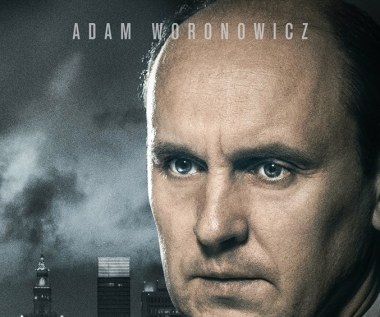 Adam Woronowicz pojawia się w roli ministra gospodarki Dariusza Skalskiego, który w imieniu polskiego rządu prowadzi ważne negocjacje w sprawie podpisania traktatu energetycznego.

 