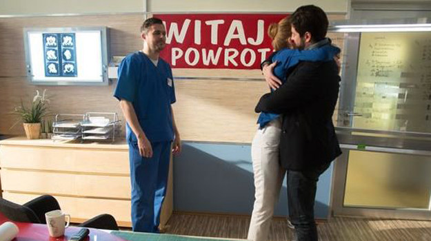 Adam wróci do pracy, a Wiktoria przygotuje mu czułe powitanie. /www.nadobre.tvp.pl/