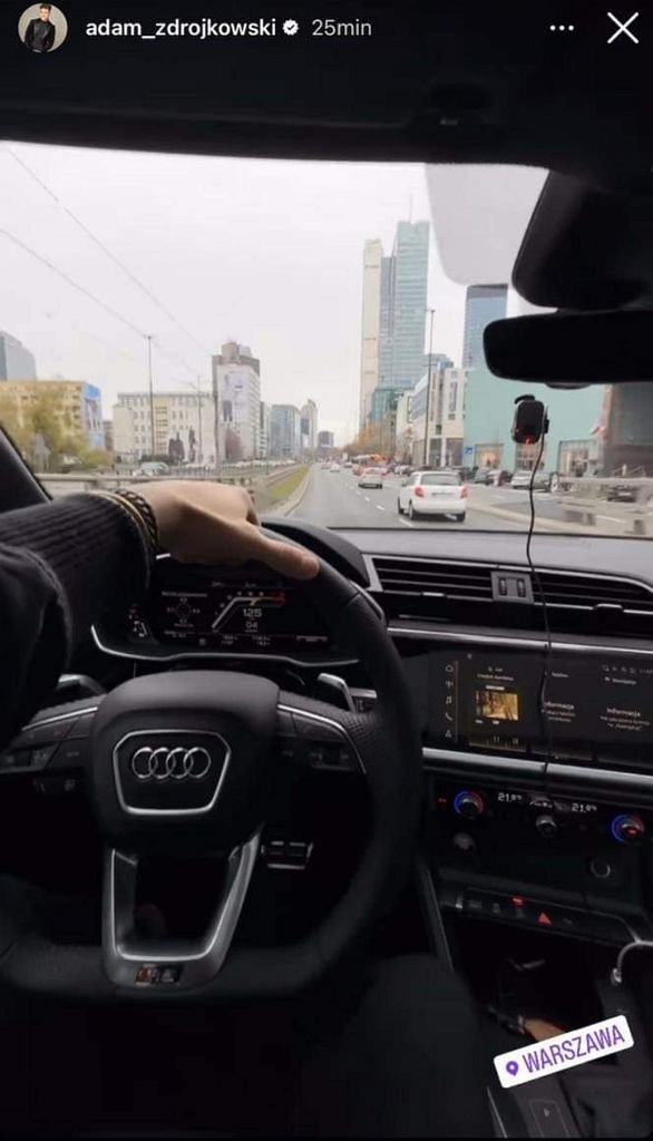 Adam Zdrójkowski prowadzący samochód po Warszawie /Instagram @adam_zdrojkowski