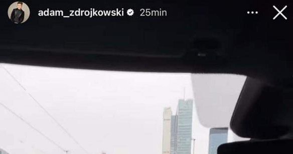 Adam Zdrójkowski prowadzący samochód po Warszawie /Instagram @adam_zdrojkowski /Instagram