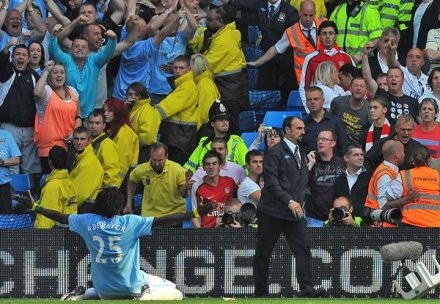 Adebayor kopnął rywala w twarz, a potem prowokował fanów Arsenalu /AFP