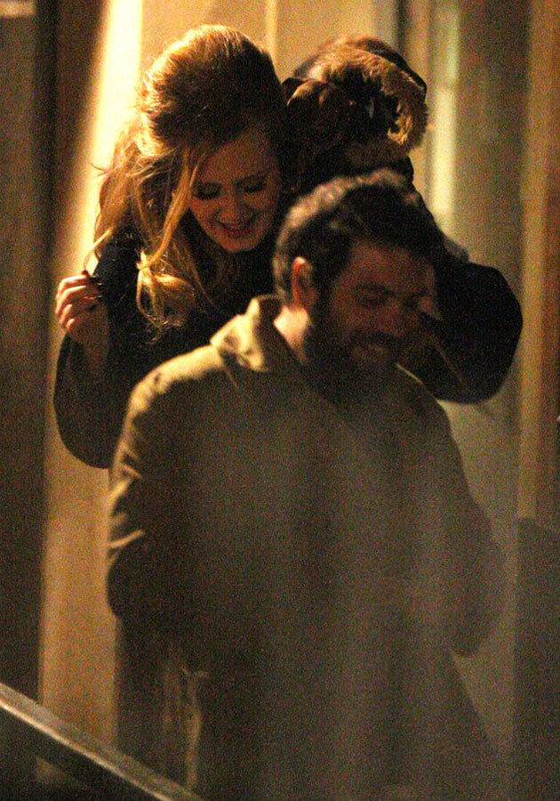 Adele i jej ukochany opuszczają restaurację w Londynie, w której świętowali urodziny przyjaciela. /East News