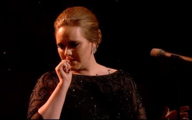 Adele podczas występu na Brit Awards 2011 /
