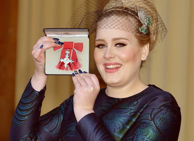 Adele prezentuje swój order - fot. WPA Pool /Getty Images/Flash Press Media