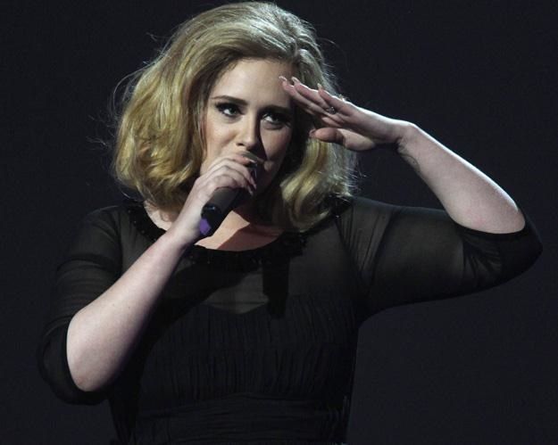 Adele wypatruje konkurencji, ale tej nie widać - fot. Dave Hogan /Getty Images/Flash Press Media
