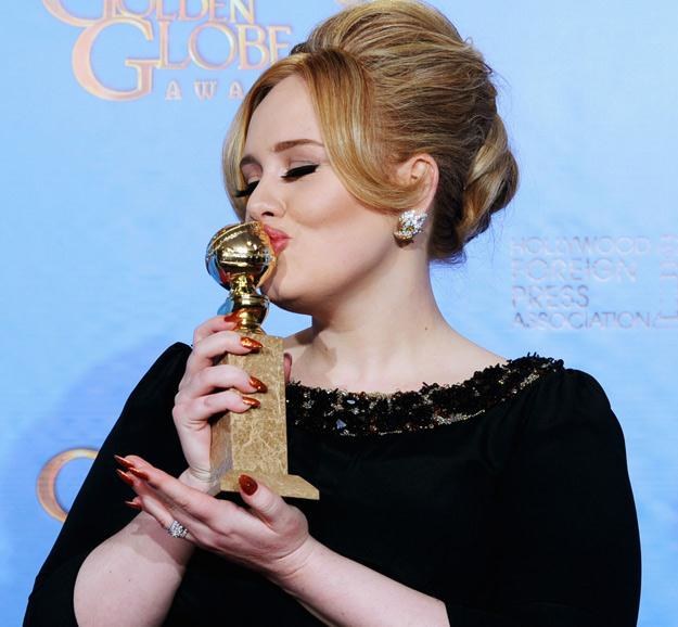 Adele ze Złotym Globem za przebój "Skyfall" - fot. Kevin Winter /Getty Images/Flash Press Media