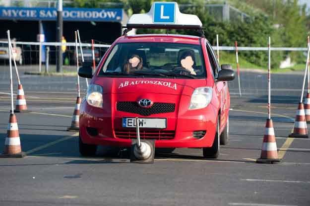 Adepci uczą się jazdy zgodnej z przepisami, w przeciętnych warunkach drogowych.  Fot: Piotr Fotek /Reporter
