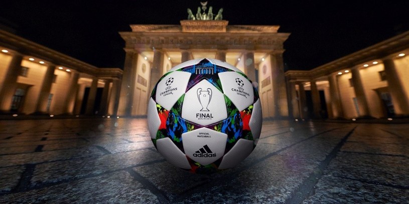 Adidas Berlin Finale na tle Bramy Brandenburskiej /materiały prasowe