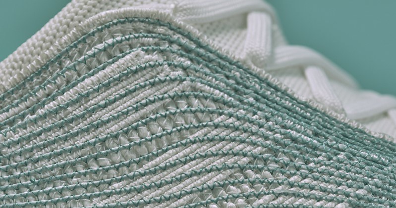 Adidas przekształcił odpady oceaniczne w syntetyczne włókna /materiały prasowe
