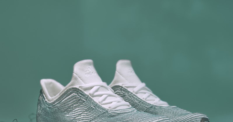 Adidas x Parley - but "utkany" z odpadów znalezionych w oceanie /materiały prasowe
