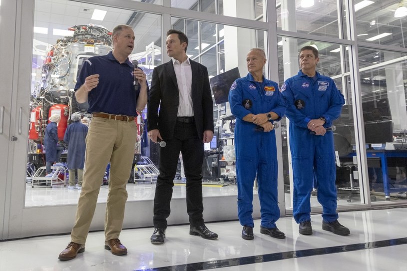Administrator NASA (z lewej), Elon Musk i dwóch astronautów NASA - z tyłu widać kapsułę stworzoną przez SpaceX /AFP