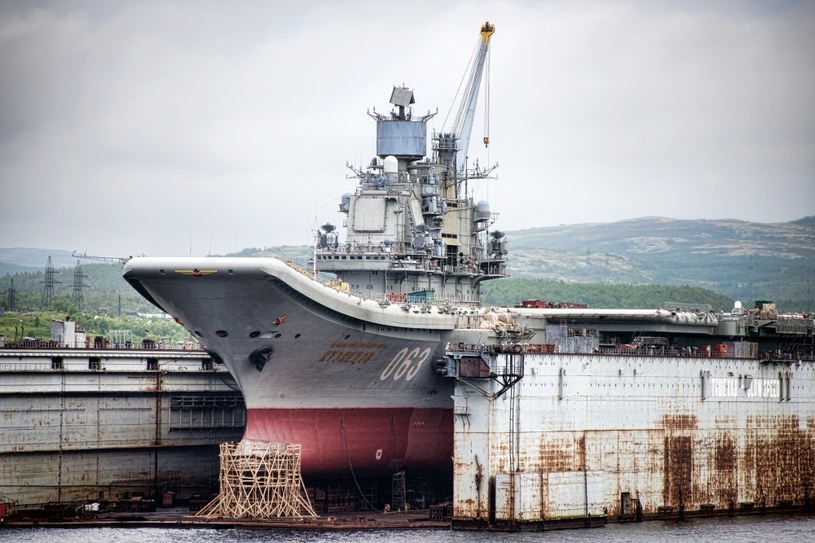 "Admirał Kuzniecow" podczas remontu w 2015 roku /Wikimedia Commons – repozytorium wolnych zasobów /INTERIA.PL/materiały prasowe