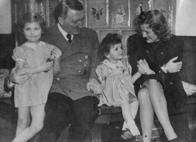Adolf Hitler chętnie pozował do zdjęć z dziećmi przyjaciółki Ewy Braun &nbsp; /Getty Images/Flash Press Media