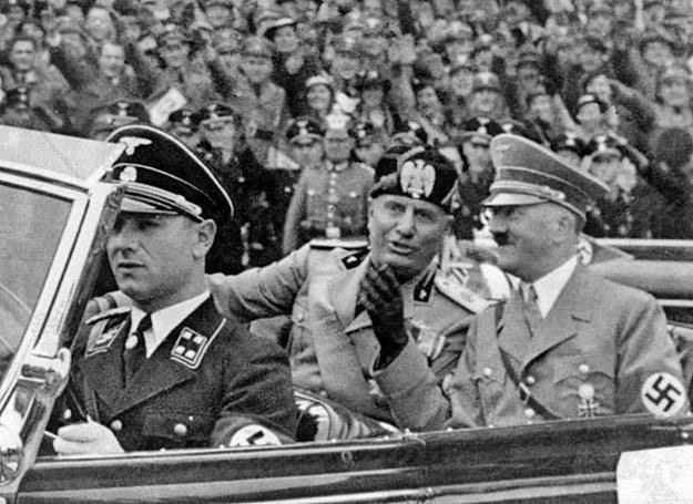 Adolf Hitler i Benito Mussolini jadą przez Monachium. Wrzesień 1937 r. /AFP