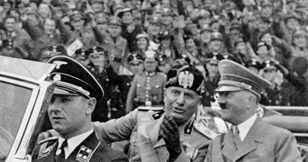 Adolf Hitler i Benito Mussolini jadą przez Monachium. Wrzesień 1937 r. /AFP