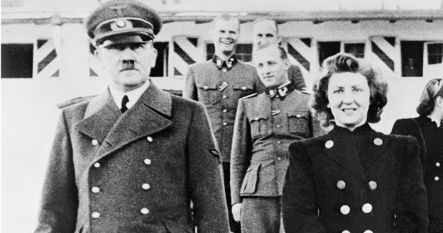 Adolf Hitler i Eva Braun razem, najprawdopodobniej zdjęcie pochodzi z 1943 r. /AFP