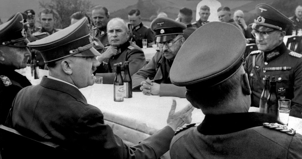 Adolf Hitler i Heinrich Himmler podczas narady z niemieckim dowództwem /AFP