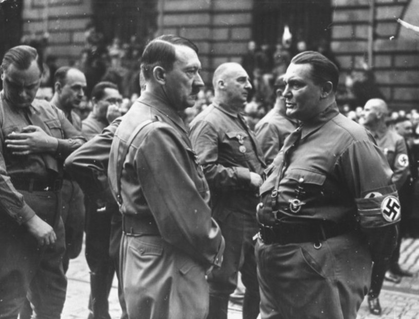 Adolf Hitler i Hermann Goering "polowali" na atrakcyjne i drogocenne dzieła sztuki /East News