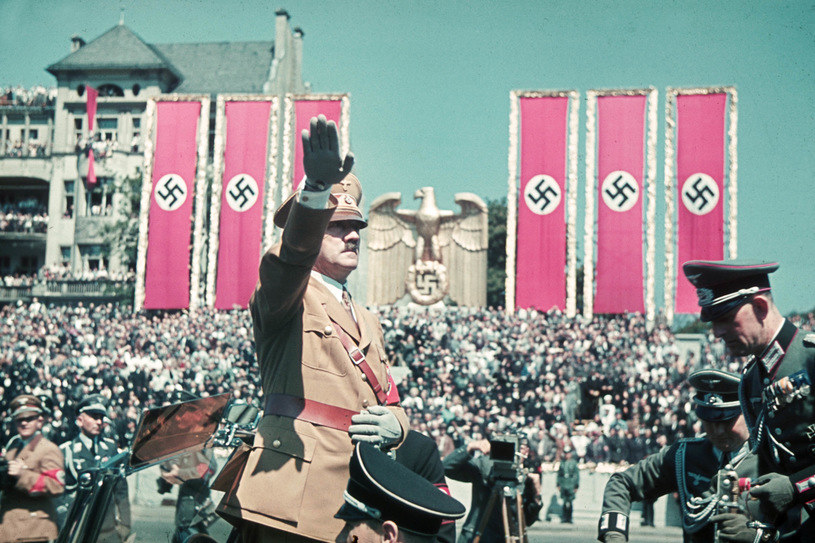 Adolf Hitler nierzadko drwił z pogańskiego kultu zakonu SS, ale sam chętnie korzystał z porad astrologów /Getty Images