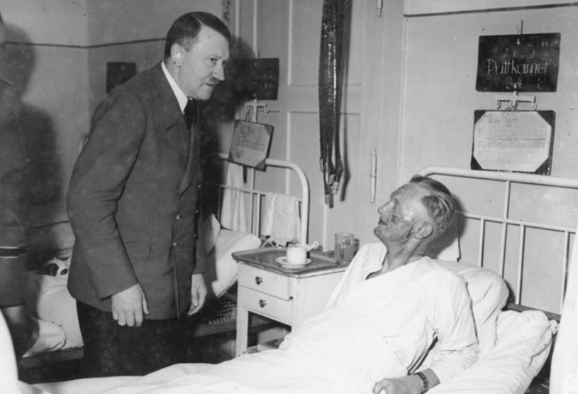 Adolf Hitler odwiedza w szpitalu swego adiutanta Karla-Jesko von Puttkamera, rannego w zamachu 20 lipca /Bundesarchiv /INTERIA.PL/materiały prasowe