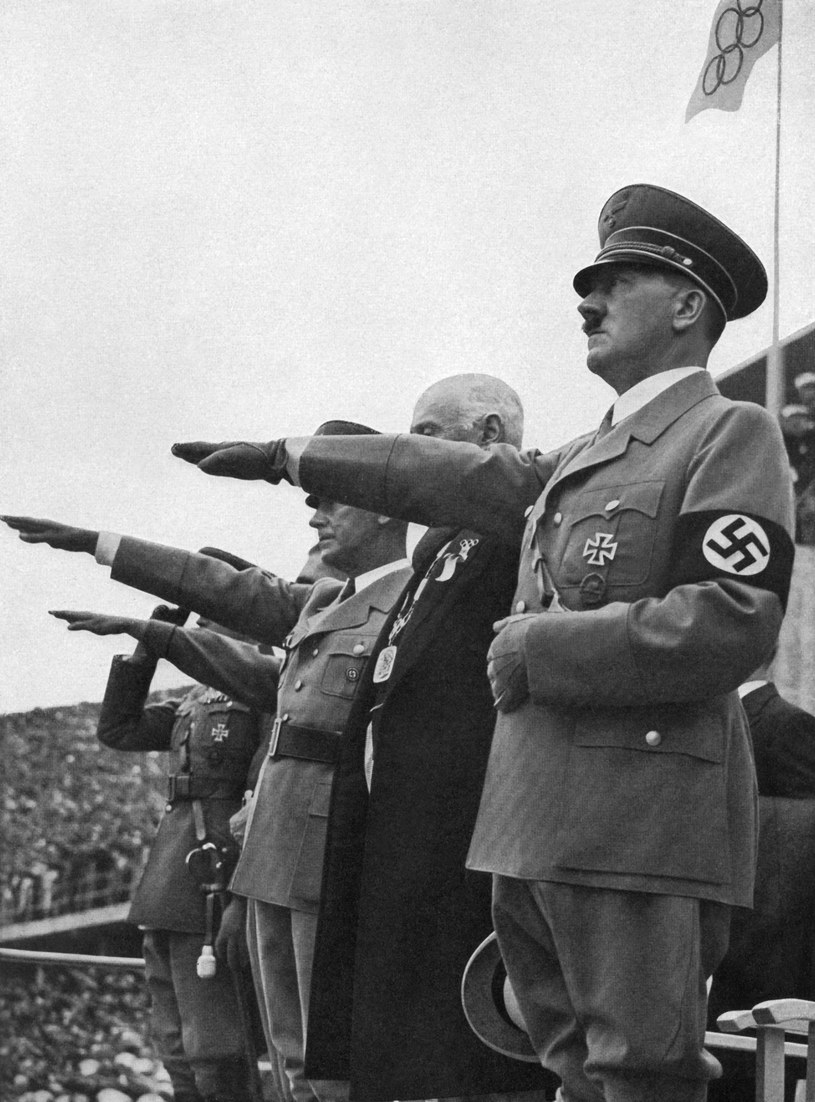 Adolf Hitler, pod flagą Międzynarodowego Komitetu Olimpijskiego, dokonuje otwarcia berlińskich igrzysk w 1936 r. /AFP