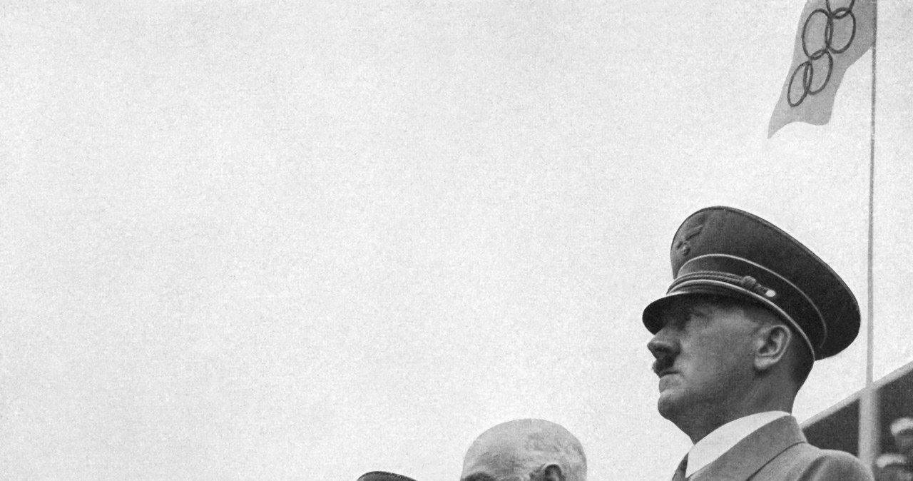 Adolf Hitler, pod flagą Międzynarodowego Komitetu Olimpijskiego, dokonuje otwarcia berlińskich igrzysk w 1936 r. /AFP