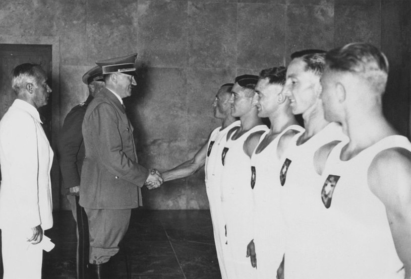 Adolf Hitler podczas igrzysk w Berlinie chętnie spotykał się ze sportowcami. Reprezentantka Turcji stanowczo odmówiła tego "zaszczytu", w przeciwieństwie do brytyjskich olimpijczyków (na zdjęciu) /Hulton Archive /Fox Photos /Getty Images