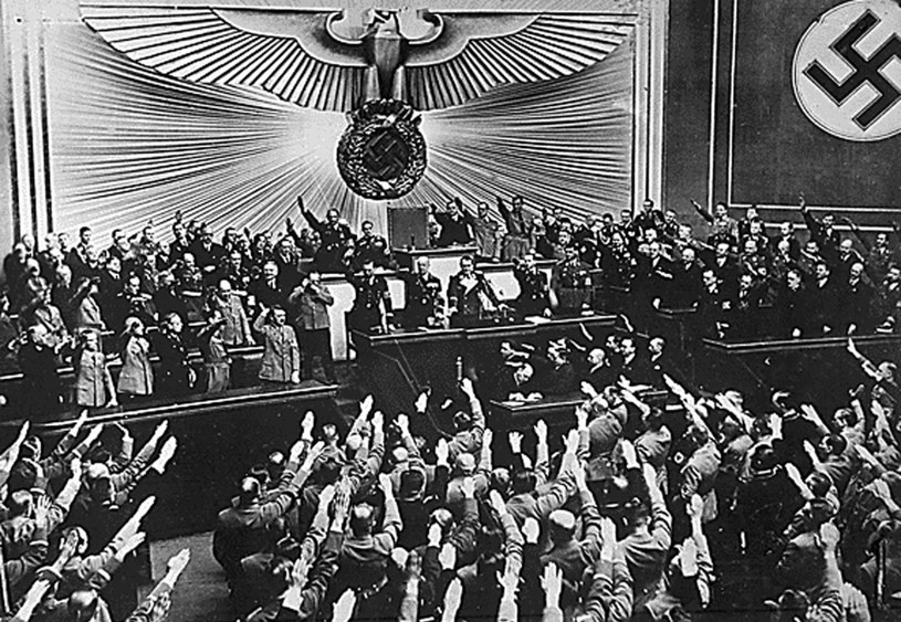 Adolf Hitler przemawia w Reichstagu /AFP