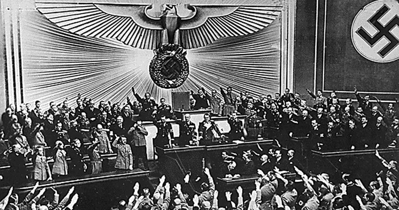 Adolf Hitler przemawia w Reichstagu /AFP