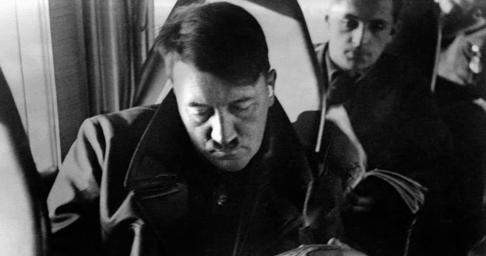 Adolf Hitler przygląda się mapie okupowanej Polski. Za nim generalny gubernator Hans Frank fot. FRANCE PRESSE VOIR /AFP