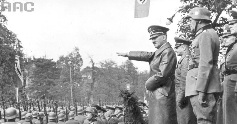 Adolf Hitler przyjmuje defiladę wojsk niemieckich w Alejach Ujazdowskich w Warszawie. Widoczni także: gen. Gunther von Kluge (2 z lewej), gen. Maximilian von Weichs (w hełmie), gen. Fedor von Bock (2 z prawej), /Z archiwum Narodowego Archiwum Cyfrowego