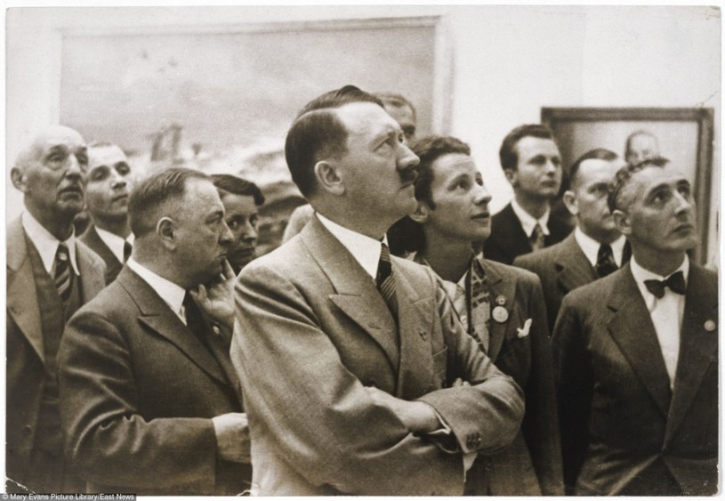 Adolf Hitler w galerii sztuki w Monachium, lipiec 1937 roku /East News