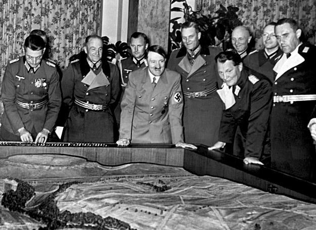 Adolf Hitler w otoczeniu najbliższych współpracowników /AFP