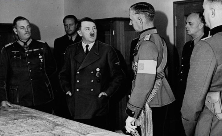 Adolf Hitler w otoczeniu oficerów Sztabu Generalnego /Narodowe Archiwum Cyfrowe /INTERIA.PL/materiały prasowe
