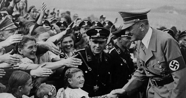 Adolf Hitler wita się z dziećmi. Rok 1937 /AFP